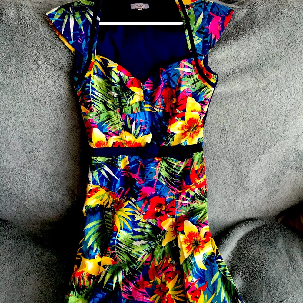 Beautiful Hawaii inspired dress bought in the UK so sizing is UK size for US 4-6